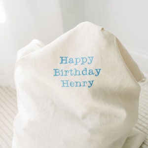 Benutzerdefinierte Name Geschenktasche | Personalisierte gestickte Zero Waste Geschenkverpackung | Wiederverwendbare Stoff-Geschenkverpackung, umweltfreundlicher Leinen-Kordelzugbeutel
