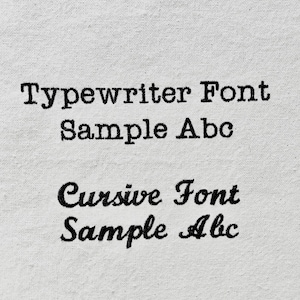 Może przedstawiać: Jasna powierzchnia tkaniny z czarnym haftowanym tekstem. G&oacute;rna sekcja wyświetla 'Typewriter Font Sample Abc' w stylu maszyny do pisania, podczas gdy dolna sekcja pokazuje 'Cursive Font Sample Abc' w płynnym, kursywnym kroju pisma.