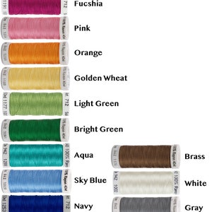 Op de afbeelding: Een verzameling van 14 spoelen garen in verschillende kleuren, waaronder rood, fuchsia, roze, oranje, goudbruin, lichtgroen, felgroen, aqua, hemelsblauw, marineblauw, paars, messing, wit, grijs en zwart. Elke spoel is gelabeld met de kleurnaam en het garentype, dat 100% rayon is.