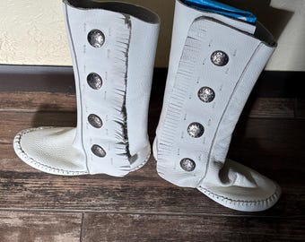 Vintage 70,s Taos White Leather Fringed Moccasins~ Very Rare~ EUC~Lambskin Leather, Very Clean,Lightly Used…Size 6.5…Festival Boots~Wedding~