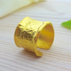Gold überzogener klobiger Ring: Gehämmertes verstellbares Band, handgemachter Schmuck