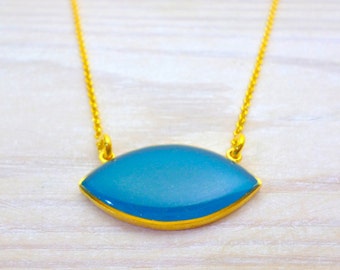 Collar con colgante ovalado de esmalte azul, cadena chapada en oro, joyería hecha a mano.