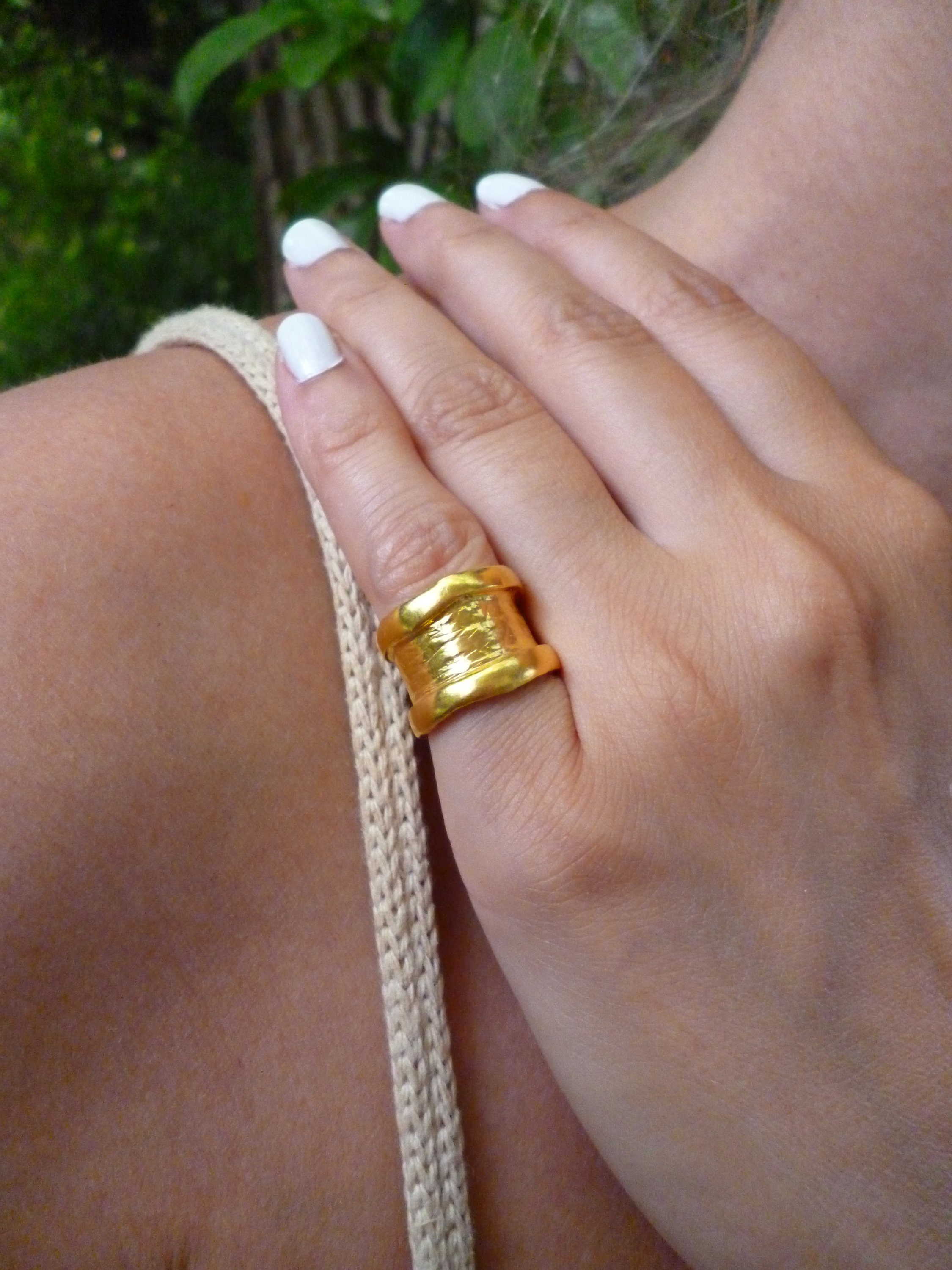 Small finger store ring design