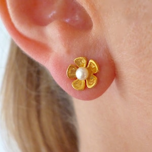 Flower Pearl Earrings, Flower Studs, Pearl Studs, Tiny Flower Studs, Flower Earrings, Natural Pearl Earrings, Simple Earrings, Gift for her