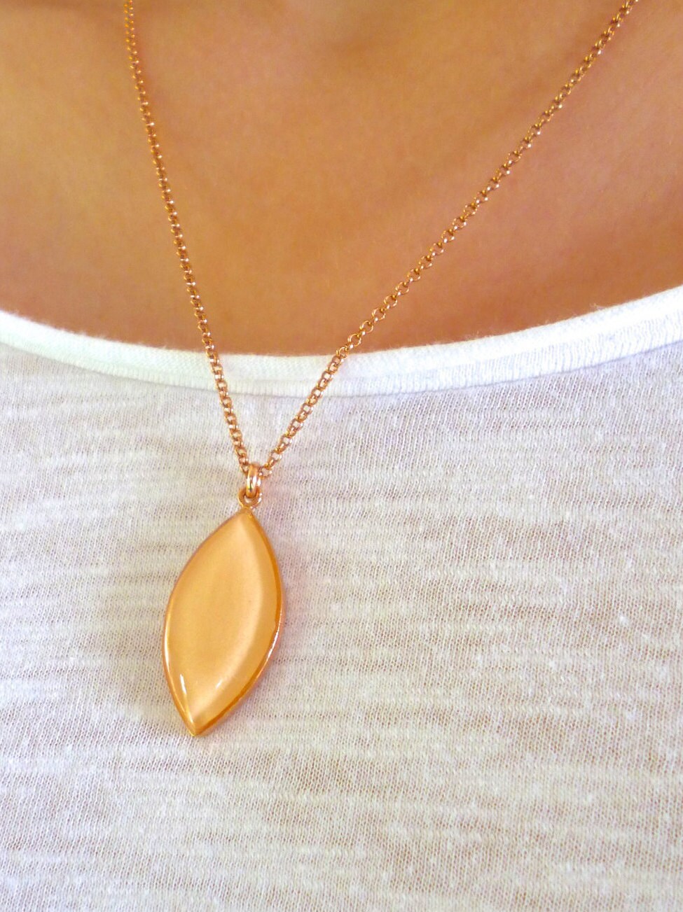 Joli collier vintage en émail vert et doré - France