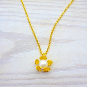 Pearl Flower Necklace, Pearl Necklace, Flower Necklace, Flower Pendant, Minimalist Necklace, Dainty Necklace, Bridesmaid Gift, Gift for mom