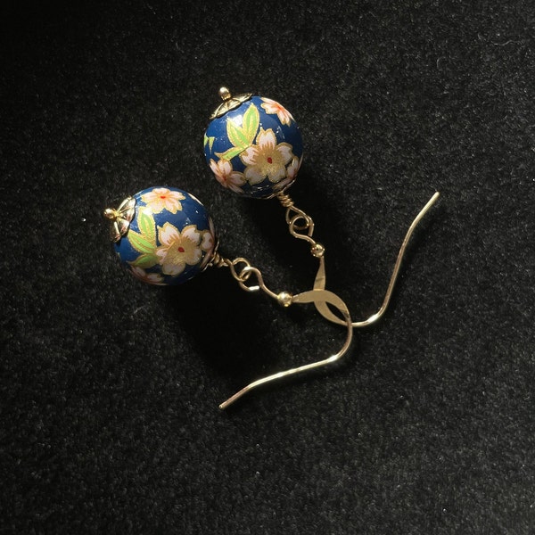 Perles de tensha japonaises bleu foncé avec or rose et fleurs blanches avec des feuilles vertes et des bouchons de perles fantaisie remplis d’or et des fils d’oreille