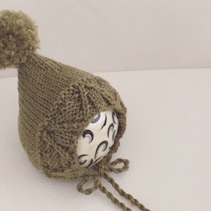 Newborn Knit Pixie Bonnet Pattern: Winky Dink Pompom Hat (PDF-mönster)