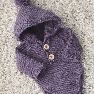 Pasgeboren breipatroon - pasgeboren maat gebreide Raja hooded pom pom ROMPER - Instant Download PDF - fotografie Prop gebreide romper