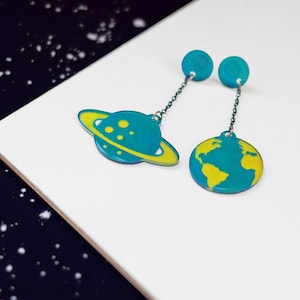 Planeten Ohrringe, Space Ohrringe, Sonnensystem mismatched Ohrringe, Erde und Saturn Ohrringe, Galaxie Fernweh Schmuck, Funky Ohrringe Geschenk