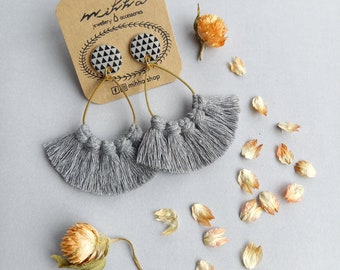 Boucles d’oreilles Artsy tassle, boucles d’oreilles Boho fringe stud, boucle d’oreilles tassel à nœud Macrame, bijoux mod en fil et laiton, cadeau gris et or pour elle