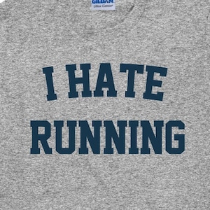 Puede incluir: Una camiseta gris jaspeada con el texto "I HATE RUNNING" impreso en azul marino.