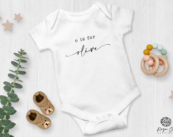 Personalisierter Baby Namensbodysy® | Monogramm Baby Shirt | Schwangerschaftsanzeige nach Wunsch