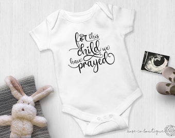 Für dieses Kind haben wir Onesie® | | Regenbogen Baby | Schwangerschaftsanzeige