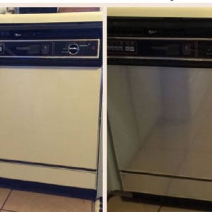 Puede incluir: Fotos de antes y despu&eacute;s de un lavavajillas blanco con un panel de control negro. El lavavajillas est&aacute; sucio en la primera foto y limpio en la segunda foto.