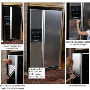 Puede incluir: Una puerta de refrigerador de acero inoxidable est&aacute; siendo cubierta con una pel&iacute;cula de acero inoxidable satinado que se pela y se pega. Las instrucciones dicen que se debe medir la superficie, cortar la pel&iacute;cula, rociar la superficie con agua, aplicar la pel&iacute;cula con una escobilla de goma, alisar la pel&iacute;cula alrededor de los bordes con un secador de pelo y recortar el exceso de pel&iacute;cula. El texto en la pel&iacute;cula dice "Acero inoxidable satinado. Pelar y pegar. Actualiza cualquier electrodom&eacute;stico!!!"