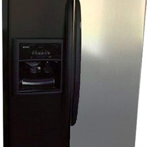 Puede incluir: Imagen de antes y después de un refrigerador. El lado izquierdo de la imagen muestra un refrigerador negro. El lado derecho de la imagen muestra un refrigerador de acero inoxidable. El texto "ANTES" está debajo del refrigerador negro y el texto "DESPUÉS" está debajo del refrigerador de acero inoxidable.