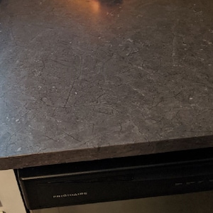 Ez Faux Decor Peel Stick Countertop Vinyl Wrap Self Adhesive Waterproof Gray Black Soapstone Contact Paper for Countertops Laminate Sheet bild 9