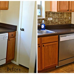 Puede incluir: Fotos de antes y despu&eacute;s de una cocina con un lavavajillas blanco reemplazado por un lavavajillas de acero inoxidable. La cocina tiene gabinetes marrones y una encimera marr&oacute;n.