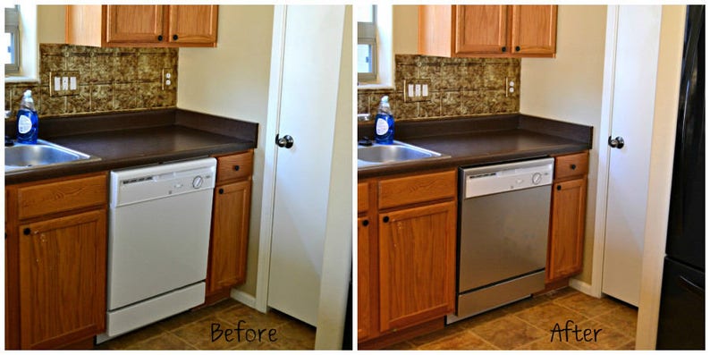 Puede incluir: Fotos de antes y despu&eacute;s de una cocina con un lavavajillas blanco reemplazado por un lavavajillas de acero inoxidable. La cocina tiene gabinetes marrones y una encimera marr&oacute;n.