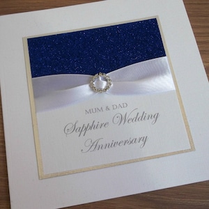 Tarjeta de aniversario de bodas de zafiro para el 65.º aniversario, moderna y de diseño.