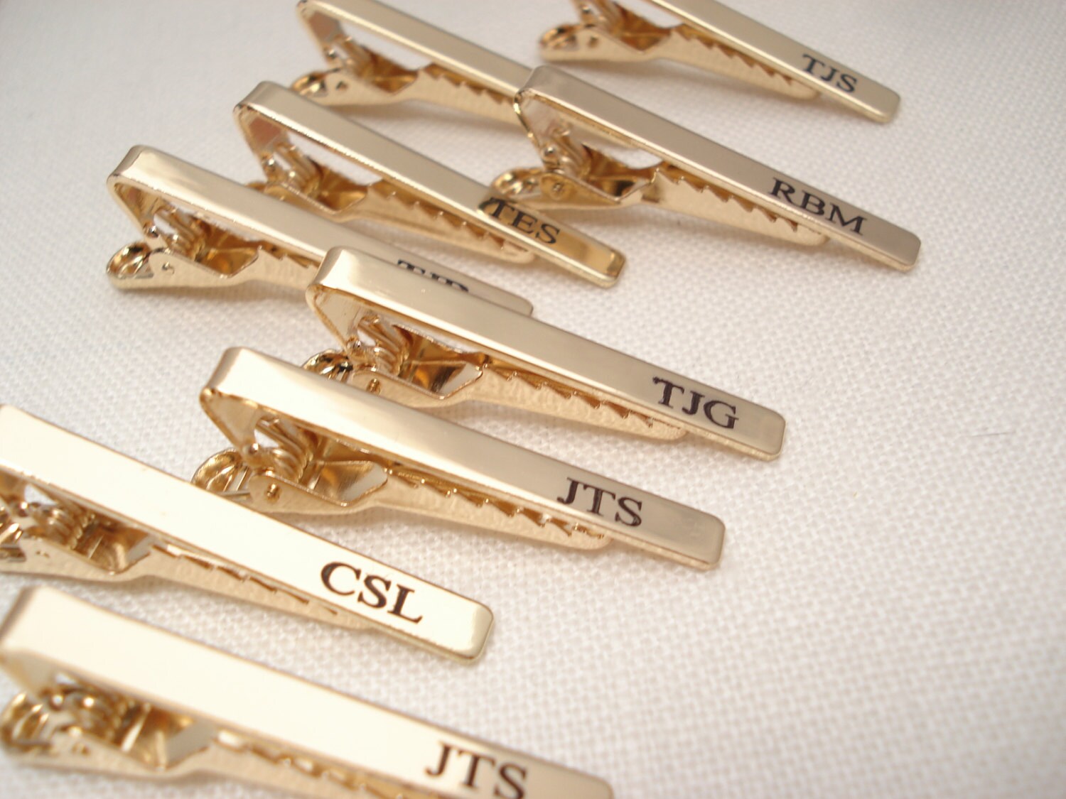 SET of tie pins in yellow gold, including : - a tie pi…