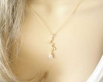 Blattgold Halskette ... Brautjungfer Geschenk, Gartenhochzeit, zierliche blättrige Halskette, Zirkonia Teardrop, Brautparty Geschenk