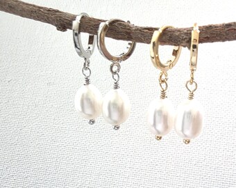 Echte Perle Ohrringe ... 8 mm Süßwasser Oval Perle baumeln Ohrringe w / Huggies Hoop Ohrringe, Brautjungfer Geschenk, Hochzeit Schmuck, Brautgeschenk
