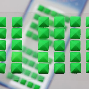200 STKS Plak Neon Vierkante Piramides Steentjes Sticker Lichaam Gezicht Edelstenen Ambachten Zelfklevende Feestversieringen 5 Vellen Voor Rave en Kaarten