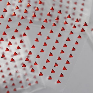 500 STKS Rode Robijn Acryl Stick On Driehoek Steentjes Zelfklevende Edelstenen Gezicht Body Art Juwelen Voor Scrapbooking of Kaarten maken 3 mm
