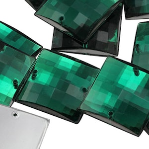 Perline quadrate piatte color smeraldo verde da cucire per artigianato, strass in plastica acrilica con fori, per abbellimenti di abbigliamento, costumi e cosplay.