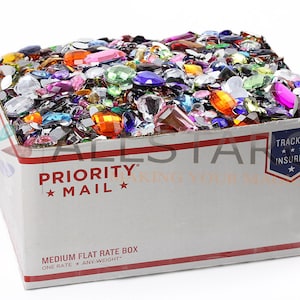 Caja de manualidades a granel para crear gemas con base plana, diamantes de imitación y cabujones acrílicos de más de 4,5 kg para scrapbooking y adornos.