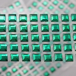 250 pezzi di strass quadrati in acrilico verde smeraldo, autoadesivi, per viso e corpo, per scrapbooking o creazione di biglietti, 6 mm e 8 mm.