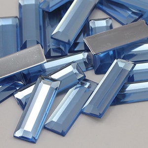 22 x 7 mm Light Sapphire LS. Baguette à dos plat, bijoux en acrylique en vrac de haute qualité, qualité professionnelle - 40 pièces