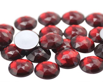 Diamantes de imitación acrílicos redondos de color rojo rubí oscuro con parte posterior plana para la confección de disfraces, joyas y adornos de cosplay - 4 tamaños