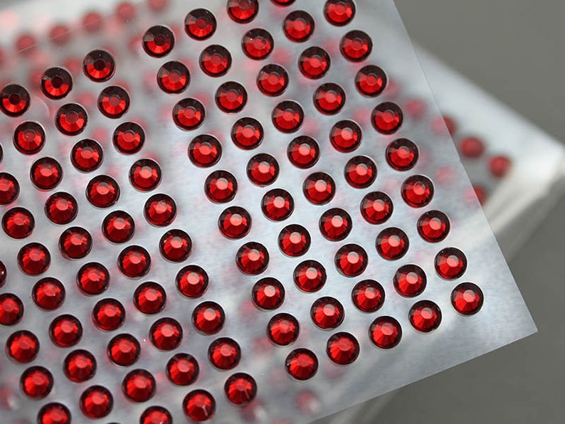 250-500 PCS Red Ruby Acryl Stick On Runde Strasssteine Selbstklebende Edelsteine 7 Größen Gesicht Edelsteine Körper Kunst Juwelen für Scrapbooking oder Kartenherstellung Bild 9