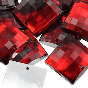 Perline da cucire quadrate piatte color rubino rosso per artigianato, strass in plastica acrilica con fori, per cucire, abbellimenti di abbigliamento, costumi e cosplay.