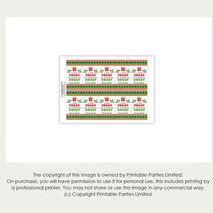 Pu&ograve; includere: Foglio stampabile di 15 etichette regalo di Natale con un design rosso e verde. Le etichette presentano una piccola scatola regalo con un ramo di agrifoglio e il testo "un piccolo regalo per qualcuno dolce".