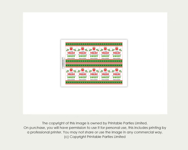 Pu&ograve; includere: Foglio stampabile di 15 etichette regalo di Natale con un design rosso e verde. Le etichette presentano una piccola scatola regalo con un ramo di agrifoglio e il testo "un piccolo regalo per qualcuno dolce".