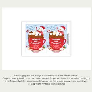 Puede incluir: Dos tarjetas imprimibles con un mu&ntilde;eco de nieve en una taza roja de chocolate caliente con malvaviscos. El texto en las tarjetas dice "Cuando el clima afuera es espantoso, la sopa de mu&ntilde;eco de nieve es deliciosa".