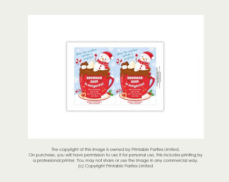 Puede incluir: Dos tarjetas imprimibles con un mu&ntilde;eco de nieve en una taza roja de chocolate caliente con malvaviscos. El texto en las tarjetas dice "Cuando el clima afuera es espantoso, la sopa de mu&ntilde;eco de nieve es deliciosa".
