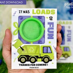 Może przedstawiać: Zielona i fioletowa karta podziękowania za imprezę Play-Doh z zielonym ciężarówką i pojemnikiem na Play-Doh. Karta zawiera napis "Było mnóstwo zabawy" i "Dziękuję za przybycie! Od Beau".