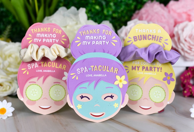 K&ouml;nnte beinhalten: Drei Partygeschenke zum Thema Spa mit Scrunchies. Jedes Geschenk zeigt ein Cartoon-Gesicht mit Gurken-Augenmasken und dem Text "Danke, dass du meine Party gemacht hast" und "Spa-Tacular". Farben sind Pink, Lila und Gelb.