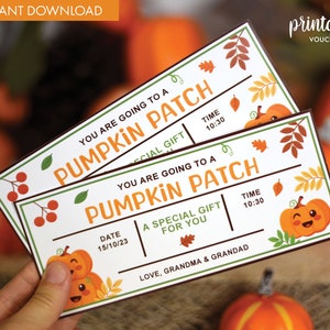 Puede incluir: Dos vales imprimibles para un huerto de calabazas con ilustraciones de temática otoñal. Los vales son blancos con texto marrón y detalles verdes. El texto dice "Vas a un huerto de calabazas" e incluye una fecha, una hora y un mensaje de regalo especial. Los vales están impresos en un fondo blanco con un borde marrón.