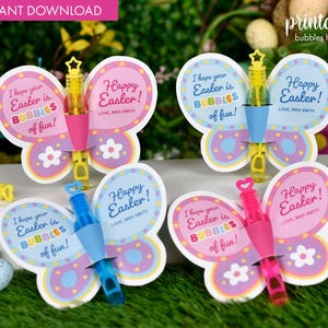 Könnte beinhalten: Druckbare Oster-Blasenhalter-Geschenke mit einem Schmetterlingsdesign in rosa, blau und gelben Akzenten. Der Halter sagt "Ich hoffe, dein Ostern ist voller Blasen!" und "Frohe Ostern!" mit einer personalisierten Nachricht.