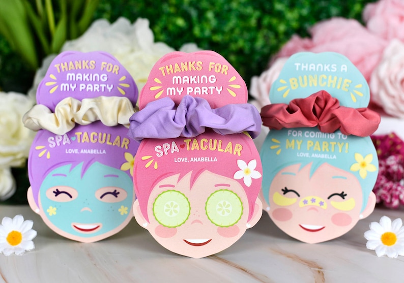 K&ouml;nnte beinhalten: Drei Partygeschenke zum Thema Spa mit Scrunchies. Jedes Geschenk zeigt ein Cartoon-Gesicht mit dem Text "Danke, dass du meine Party gemacht hast" und "Spa-tacular". Eines hat Gurkenscheiben auf den Augen, ein anderes Augenpflaster und das dritte eine Gesichtsmaske.