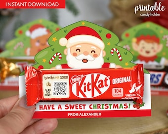 Puede incluir: Un portador de caramelos navideño rojo y blanco con un diseño de Papá Noel y una barra de Kit Kat. El portador tiene el texto "Have a Sweet Christmas!" y "From Alexander". Las palabras "Instant Download" están en la parte superior.