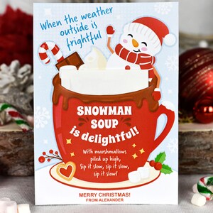 Puede incluir: Una tarjeta de Navidad con un mu&ntilde;eco de nieve en una taza roja de chocolate caliente con malvaviscos. La tarjeta dice "Cuando el clima afuera es espantoso, la SOPA DE MU&Ntilde;ECO DE NIEVE es deliciosa!" con malvaviscos apilados en alto, bebe despacio, bebe despacio, bebe despacio! &iexcl;Feliz Navidad! De parte de Alexander.