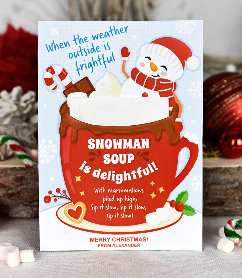 Puede incluir: Una tarjeta de Navidad con un mu&ntilde;eco de nieve en una taza roja de chocolate caliente con malvaviscos. La tarjeta dice "Cuando el clima afuera es espantoso, la SOPA DE MU&Ntilde;ECO DE NIEVE es deliciosa!" con malvaviscos apilados en alto, bebe despacio, bebe despacio, bebe despacio! &iexcl;Feliz Navidad! De parte de Alexander.