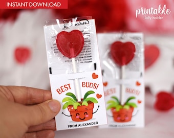 Könnte beinhalten: Druckbarer Valentinstags-Lollihalter mit einem roten Herz-Lolli und einer Cartoon-Pflanze mit dem Text "Best Buds!" und "From Alexander".